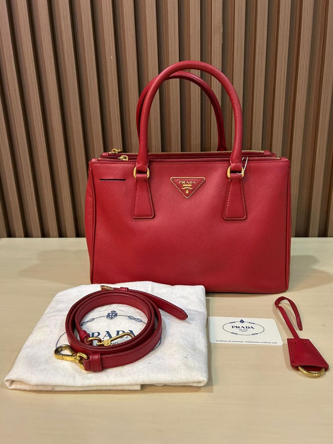 ▪️P r A DA Saffiano Lux Double- zipped Bag ▪️